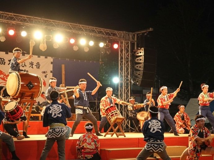お台場夏祭りのステージで地元団体が太鼓やダンス、音楽を披露する様子