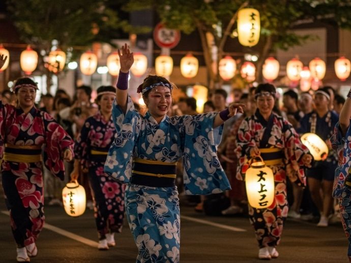 高円寺阿波おどりで踊り手が提灯を掲げ、太鼓や三味線の生演奏に合わせて力強く舞う様子