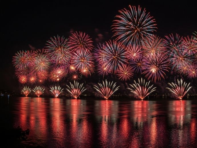 流山と三郷の「花火の競演」の画像